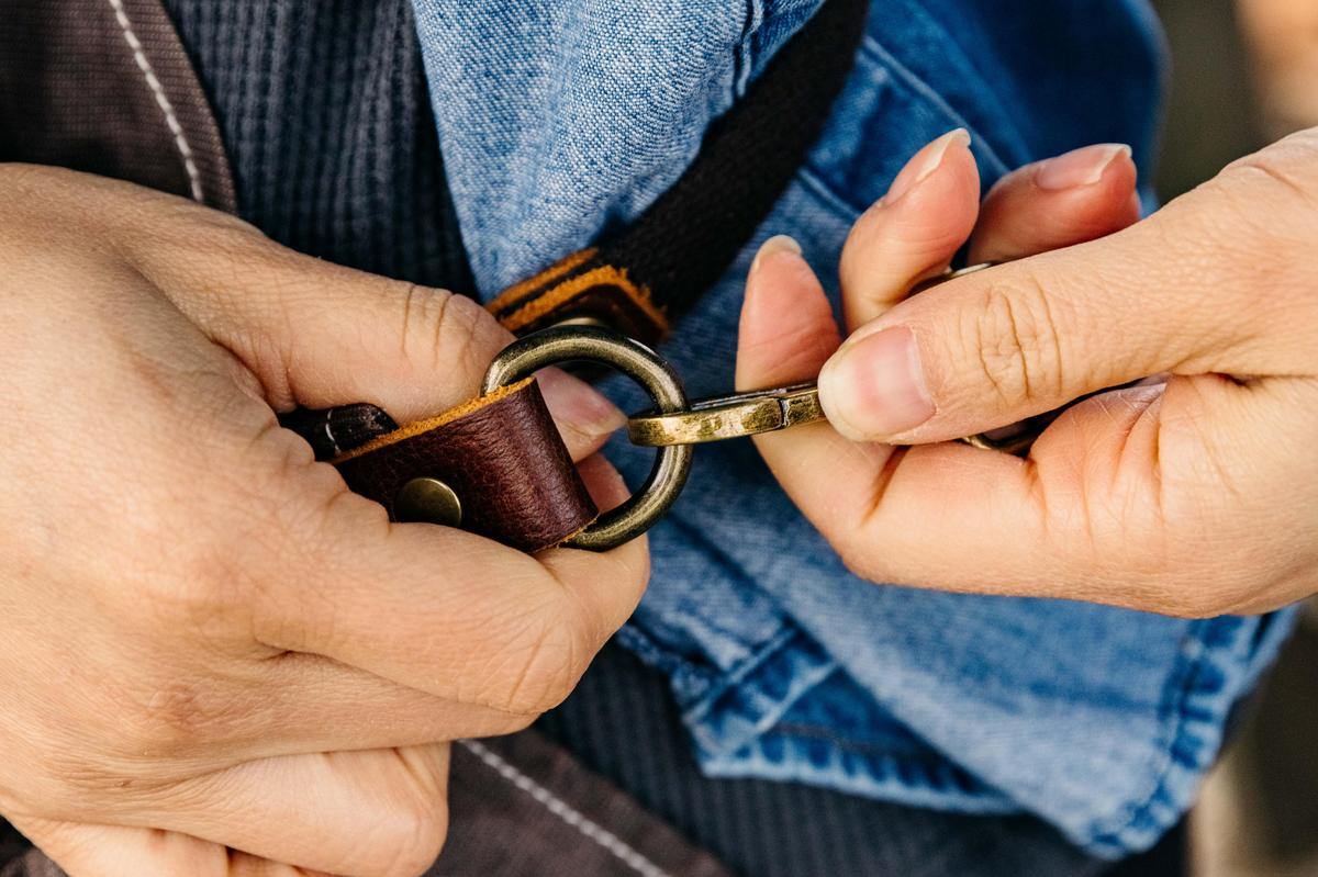 An image of the clip on the waxed canvas apron