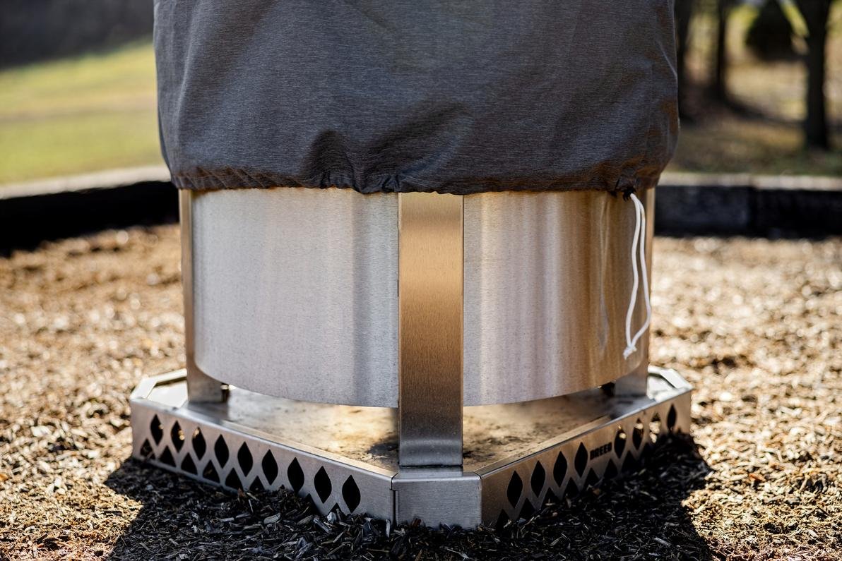 This is an image of the Breeo Pizza Oven cover that shows the drawstring tightener