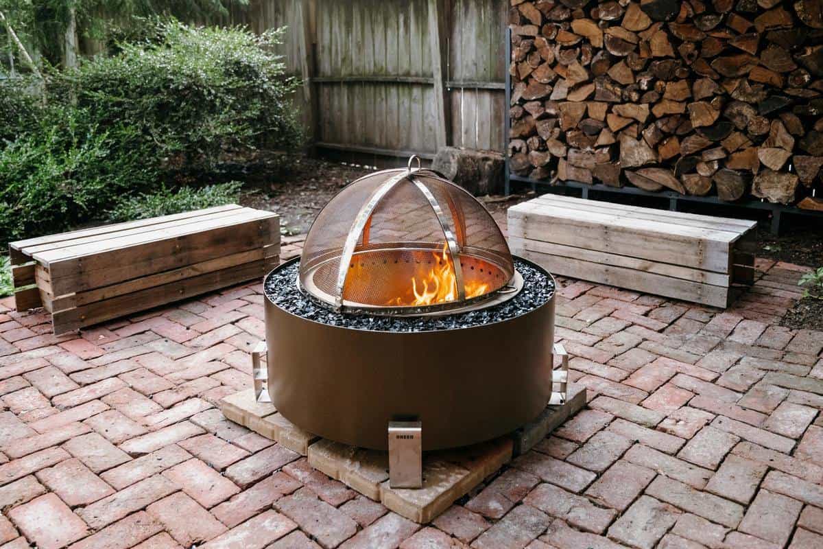 Breeo Spark Screen on a Luxeve fire pit
